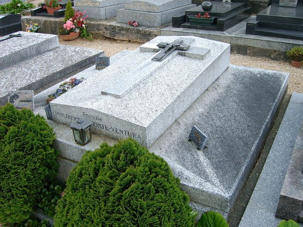 800px-Tombe_de_Lino_Ventura_au_cimetiC3A8re_du_Val-Saint-Germain