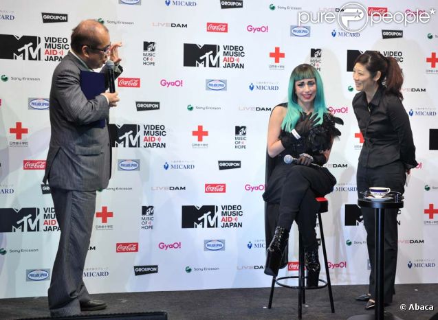 649728-lady-gaga-en-conference-de-presse-a-637x0-3
