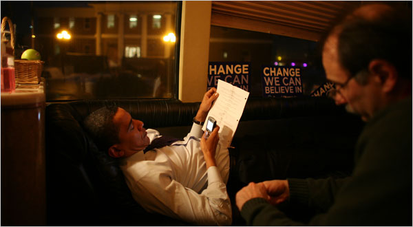 01777894-photo-barack-obama-avec-son-blackberry