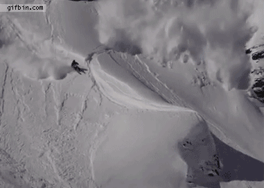 2681_un_skieur_fait_un_saut_arriere_pendant_une_avalanche