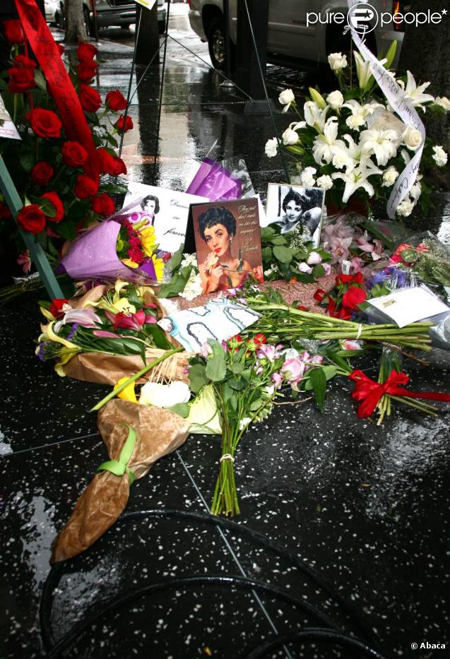 584682-gerbes-de-fleurs-devant-le-domicile-637x0-2