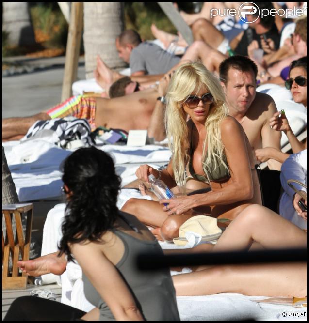 539639-victoria-avec-des-amis-se-prelasse-637x0-3