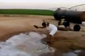 5En-Afrique-uniquement-cet-personne-frappe-un-tuyaux-avec-ses-chaussures-pour-quil-arrête-de-bouger