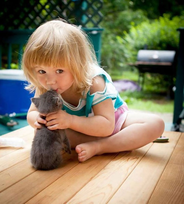 20-photos-adorables-qui-prouvent-que-vos-enfants-ont-besoin-dun-animal-de-compagnie18